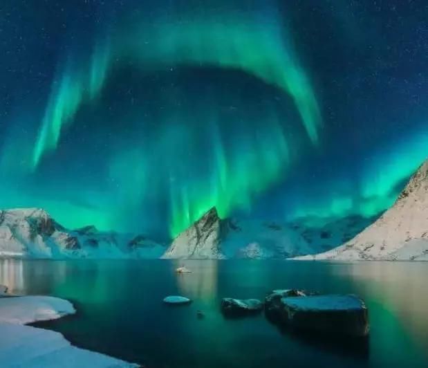 震撼:大自然才是最厉害的PS大师,沙漠与水的碰撞,飞机下巨大漩涡