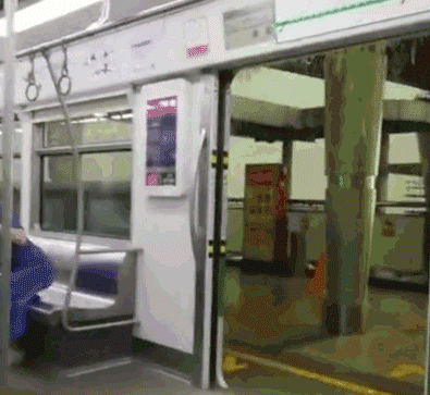 暴雨来袭，魔幻重庆惊现“大桥瀑布”…