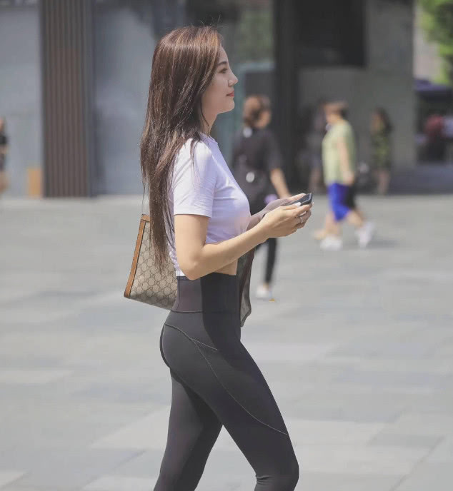 清纯小姐姐黑色紧身裤，时尚的穿搭，秀出性感好身材，网友：年轻