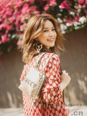 夏季街头风女生休闲及肩发 一起流浪去寻找心中的橄榄树