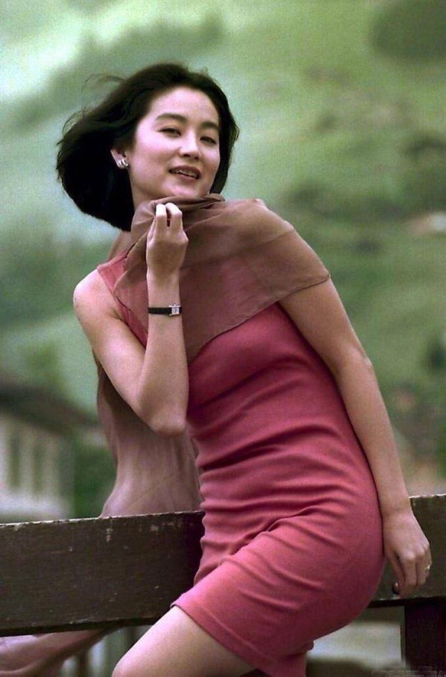 林青霞这一身放在哪都是经典，如今看，可是流行了一个世纪
