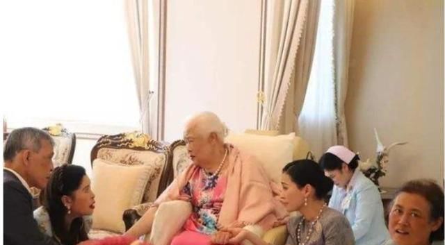 不容易■苏提达王后首次穿运动风,蓝色套装清新减龄,同框国王老公显少女