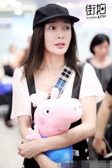 秦岚脚上的这双老爹鞋也太好看了,显得脚踝特别细腿特别长