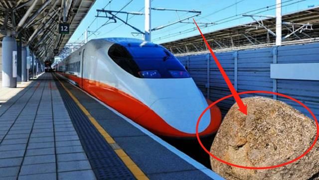 高铁前方出现大石头怎么办？看完你就知道，中国高铁太牛了！