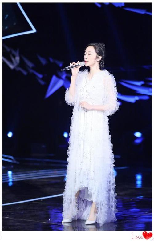 韩雪机场变秀场,短T配长裙优雅炫腹,网友:好想量一量她的腰围