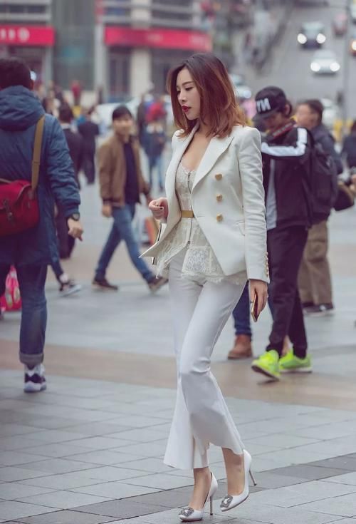  穿衣■女神潮范儿美搭！时尚街拍：靓丽小姐姐穿衣搭配，你最爱哪一款？
