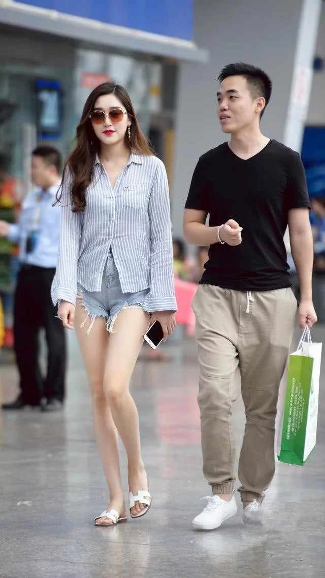 街拍：图1的美女很饱满，修长的身躯却被图5碾压了！