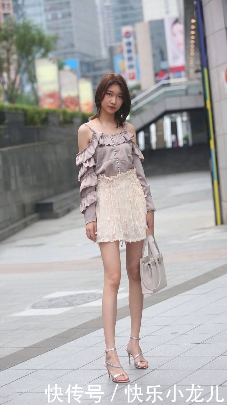 『上身穿一』街拍:身材自信的美女,夏季穿裙子搭配高跟凉鞋,风情满满女人味十足