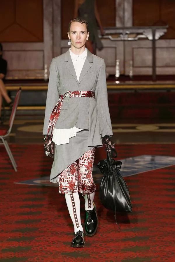 在唐人街的中餐馆打麻将，中式旗袍和解构西装完美结合，打造最中