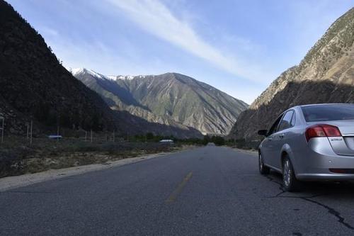 自驾游去西藏有女孩在路边给你一个手势，千万别理否则你会后悔！