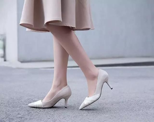 尖头设计的高跟鞋上脚很显女人味