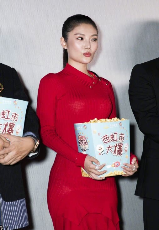 徐冬冬真会玩，穿一身“西红柿装”抢足风头，虽然美但让人害羞！