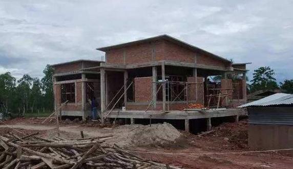 为什么现在农村禁止使用红砖建房子？老农说了三点原因