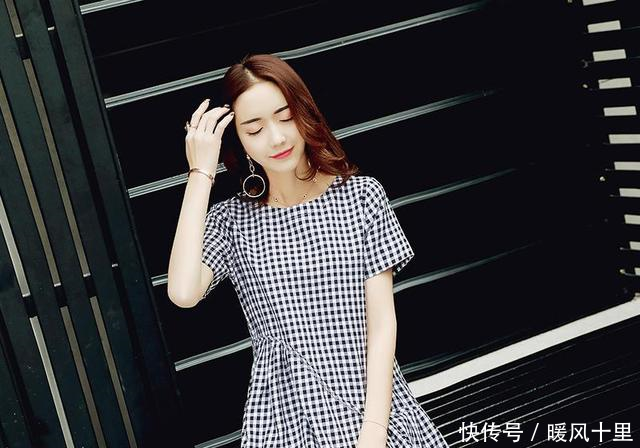 2018年流行的复古格子裙搭配,30岁女人这样穿