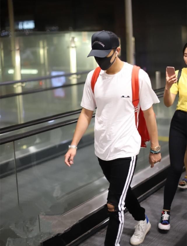 黄子韬现身机场，穿了破洞运动裤，快换换其它穿搭吧!