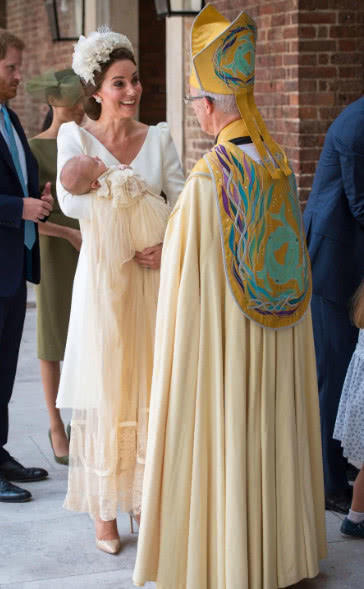 路易王子受洗梅根又成亮点，这次头发没乱，肩膀没露还穿了丝袜！