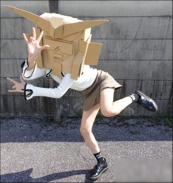 日穿搭网站现姿势中二高达头套妹 颜值竟意外地高