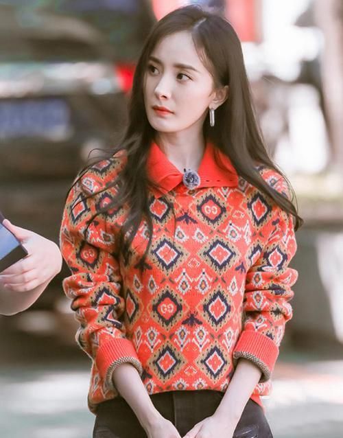  [吃香]最近卫衣不吃香了，这款“上衣”正当红，明星都在穿，保暖又时髦