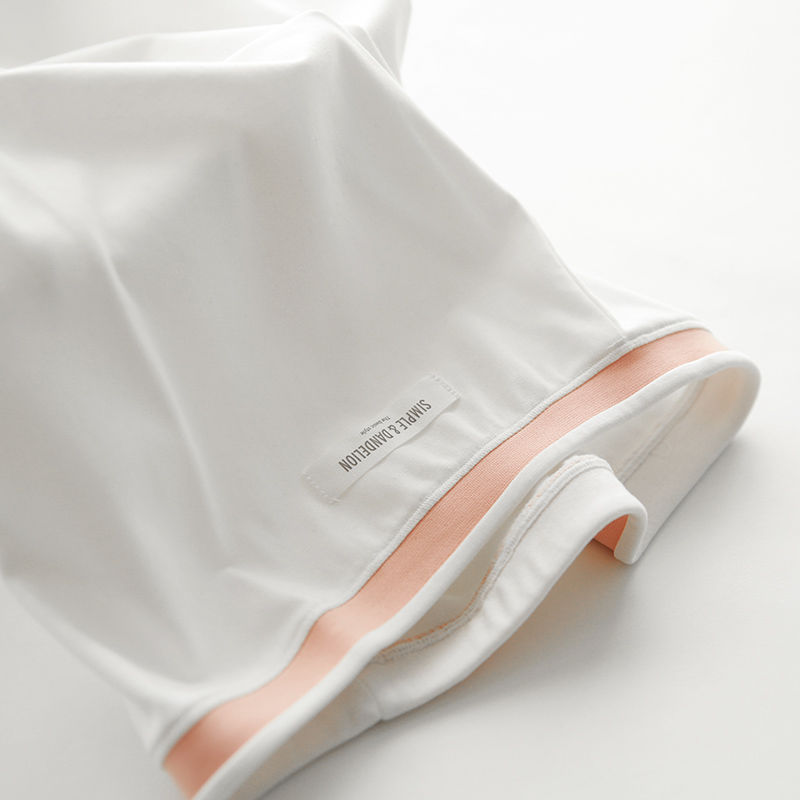 不穿裤子肉太多?穿了丝袜也太扎眼?聪明胖妹选择这么穿