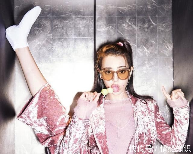 迪丽热巴的鞋子真精致！上面绣无数颗“象棋”，抢尽裙子的风头！