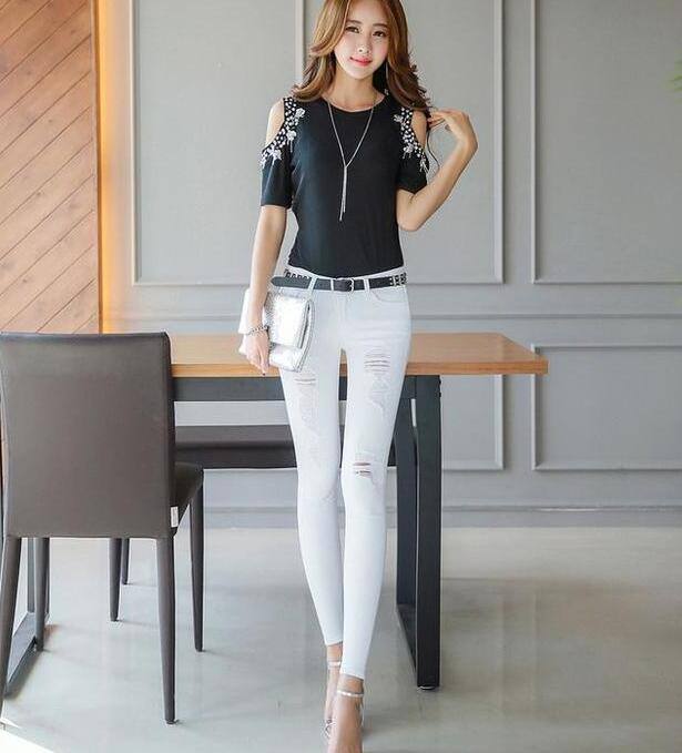 个性穿搭的牛仔裤女神，散发出时尚风情，很有吸引力！