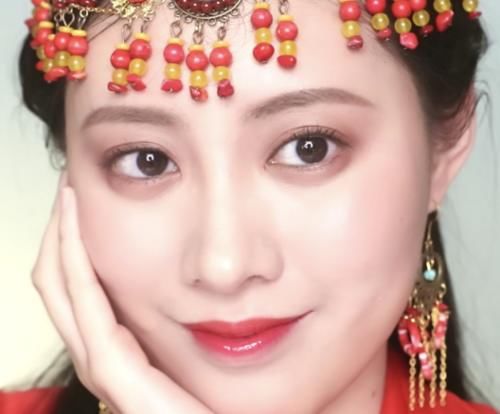  『开玩笑』小姐姐脸上画“东宫小枫”仿妆，起初以为开玩笑，最后：孪生姐妹？