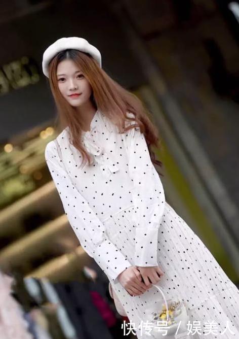 [ 格子]性感牛仔短裤，美腿上的纹身很惹眼！，街拍：红色格子短裙