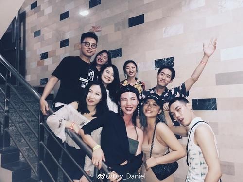 王菊暴瘦露腹肌小蛮腰 低胸露脐装身材火辣