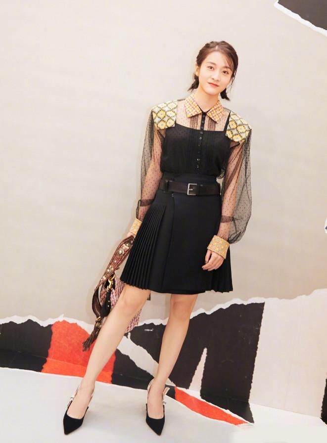 张雪迎也爱上“垫肩”，未修图双腿像柯基，怎么就敢说杨紫丑了?