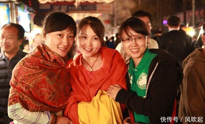 我国天亮最迟的省份，早上10点天才刚亮，晚上12点街上人山人海