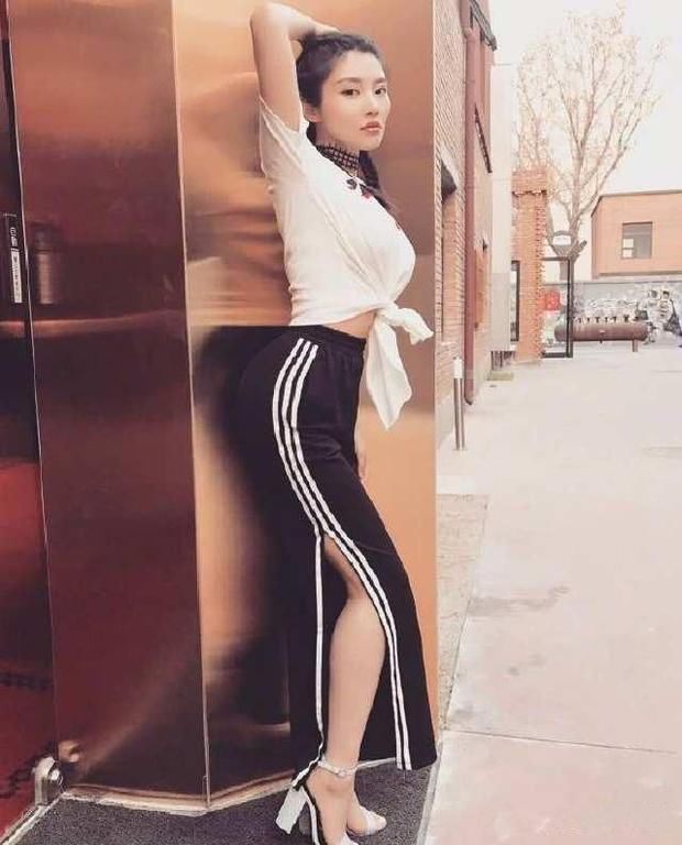 徐冬冬身穿裸粉色礼服，深V快开到肚脐，这身材太有料了!