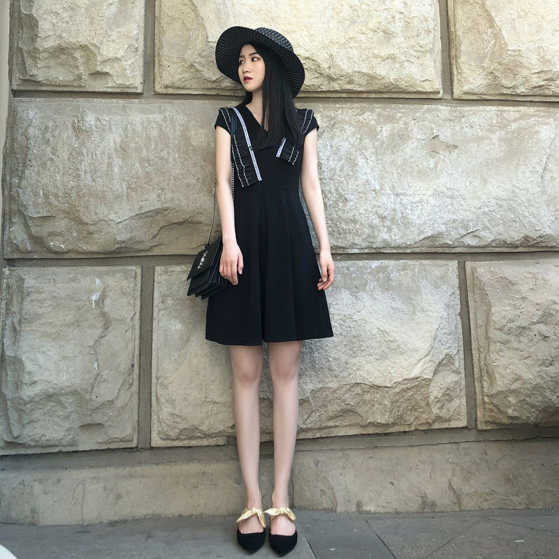 炎夏天女人越来越迷人，只因穿这时尚裙装，魅力凹凸曲线显女人味