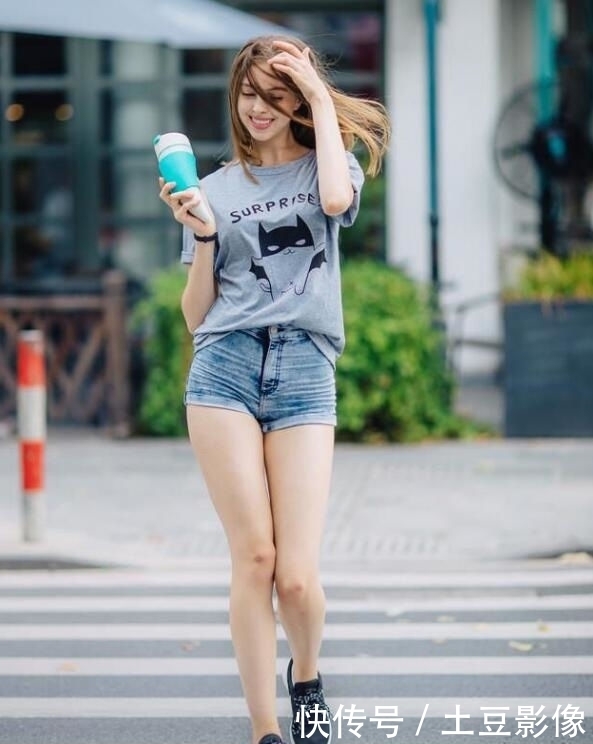 紧身牛仔裤|腿型笔直的牛仔裤美女,显得身材更加高挑!