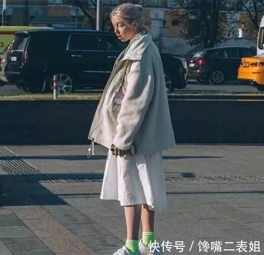  毛绒：今冬流行毛绒外套，时尚保暖，打破单一穿搭模式