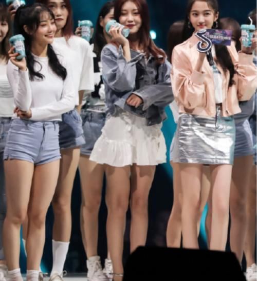  【真实】不愧为“腿精”，关晓彤力压女团成C位，身后妹子表情太真实