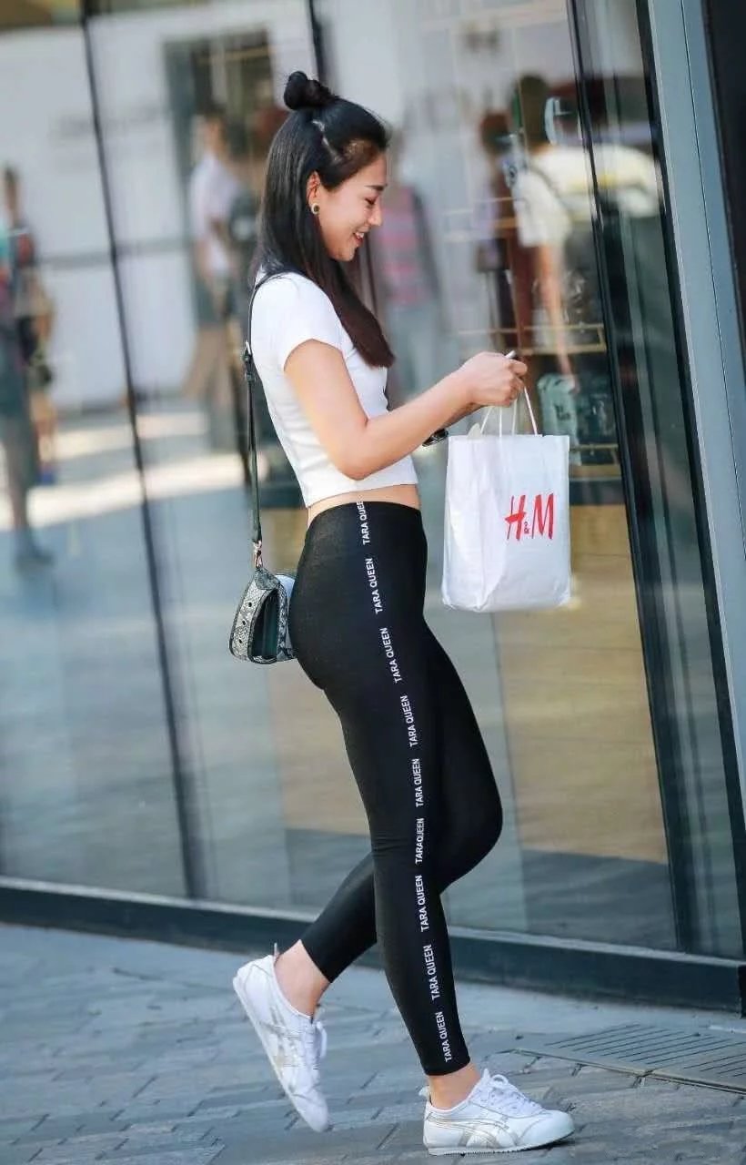 健身女教练黑色紧身运动裤，裹出丰腴的臀线，俏皮的表情吸眼无数