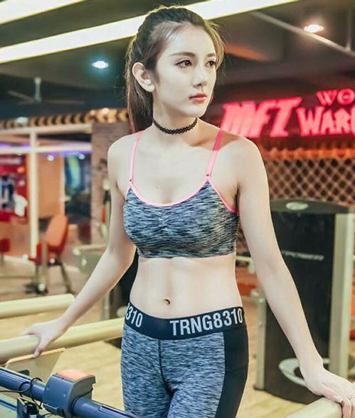 别致时髦的紧身打底裤打扮,让小姐姐释放青春魅力，令人倾心！