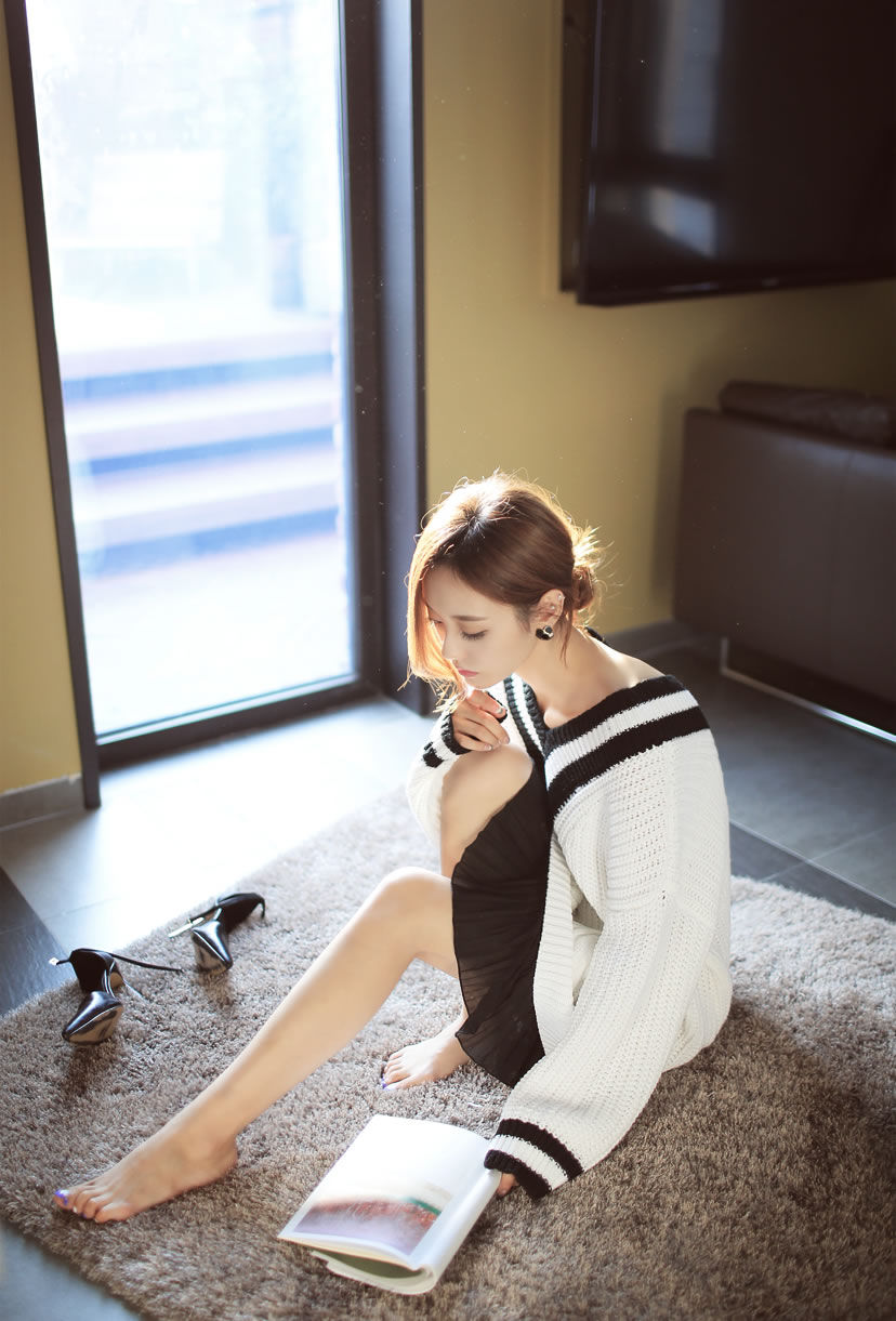 孙允珠白炽逆光V领针织连衣裙