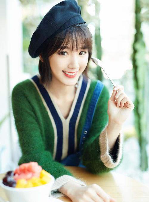 毛晓彤一改甜美风，一脸高冷，网友：摊上坑女儿的爹也是很无奈！