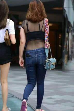 如果你平时穿惯了连衣裙，适当的给自己添件打底裤，彰显休闲风格