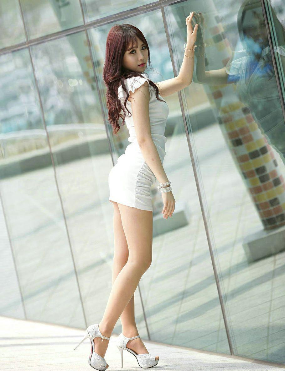 街拍：小姐姐穿紧身连衣裙展现飒爽风姿, 勾勒出完美身材！