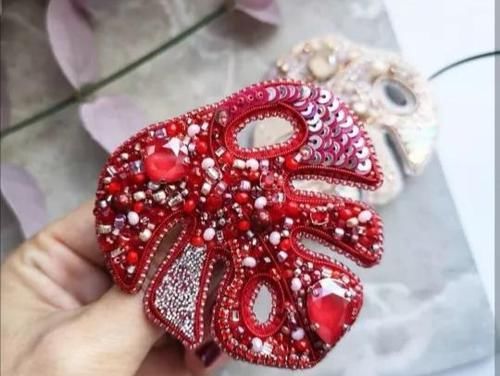 胸针@大大小小彩色的珠子怎么用?DIY手工珠绣胸针了解下,附教程