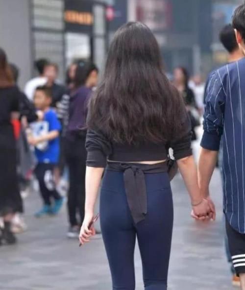  短袖：街拍：亭亭玉立的美女，一件黑色短袖配白色纱裙，美丽大方气质