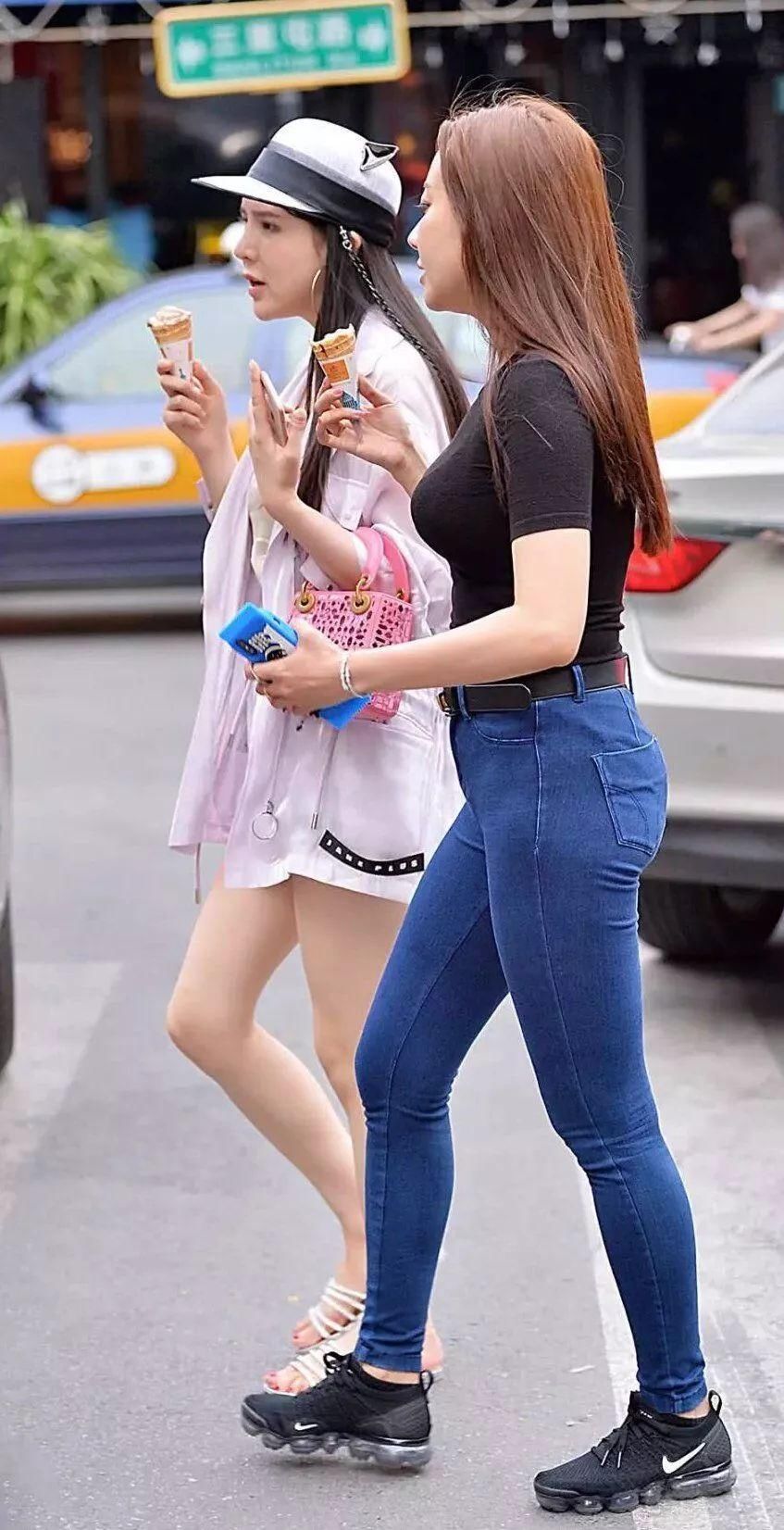 街拍:两位小姐姐这都是丰腴圆润的身段