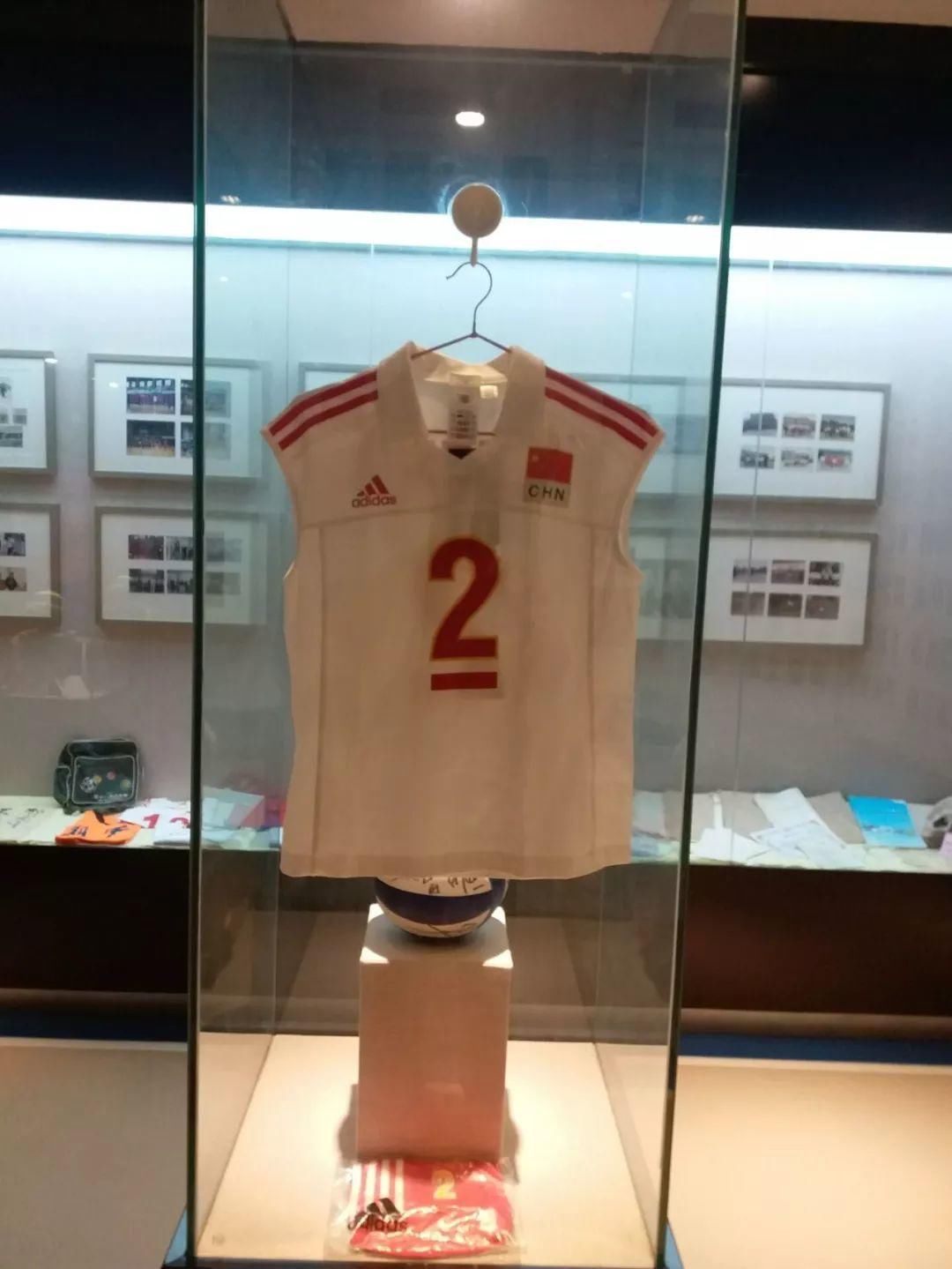 中国女排三届奥运会冠军队长比赛服进入新海园