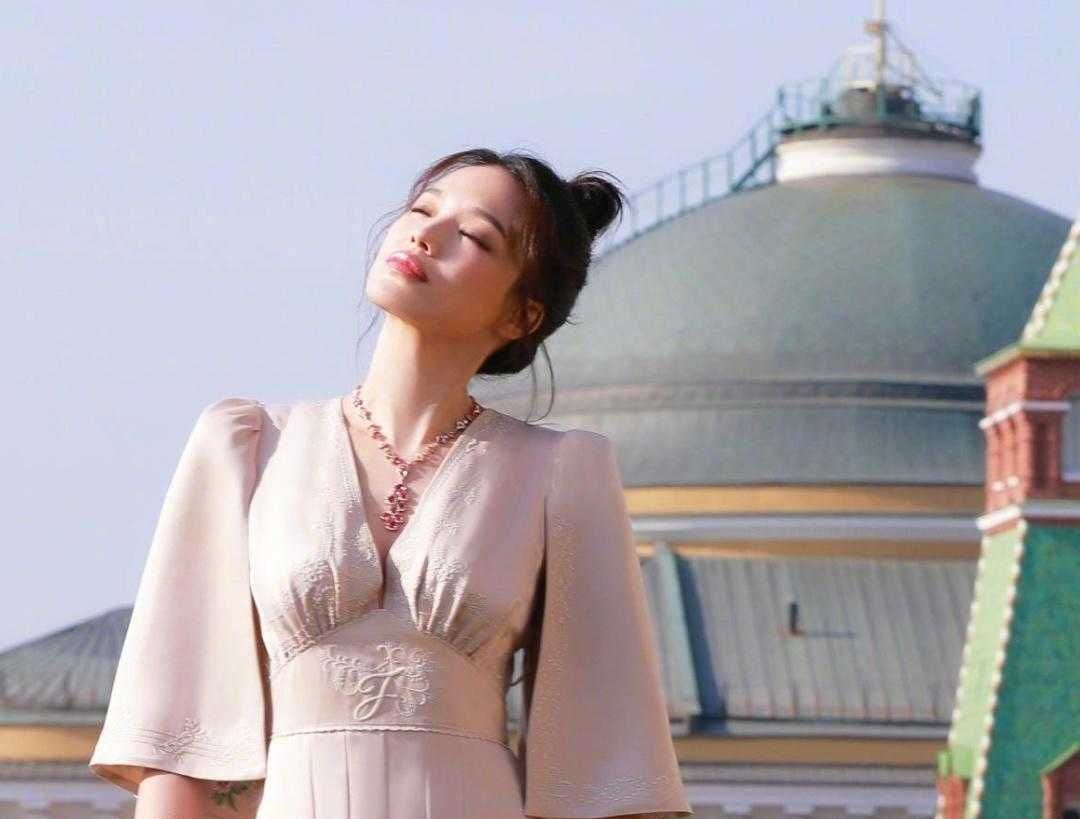  精致■初夏时节,时髦的姑娘小露锁骨,做个精致又时尚的锁骨美人