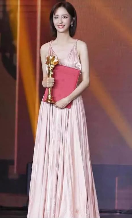 烈焰红唇的秦海璐穿出高级感，接二连三获奖的马伊琍鱼尾裙才迷人