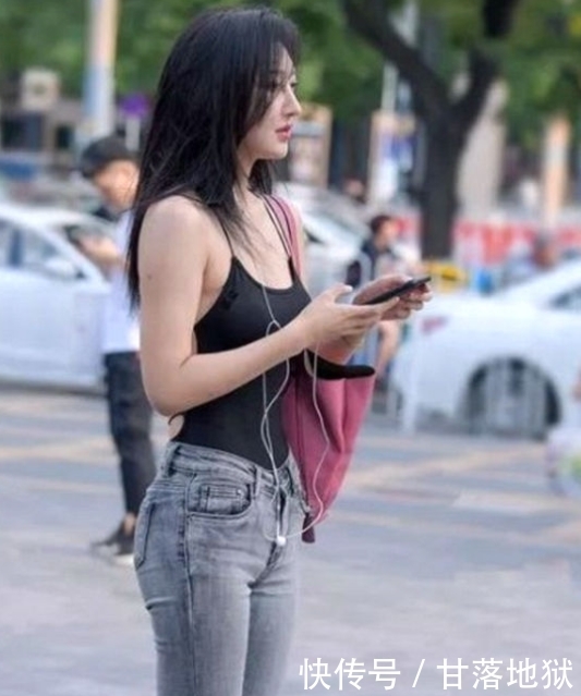 「 美女」搭配的好一样美，身材曼妙魅力十足，街拍：简单穿搭的时髦美女