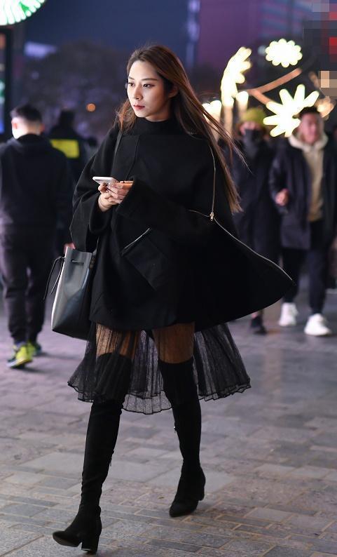  身穿|街拍：长发披肩的小姐姐，身穿波点元素的吊带裙，看起来很可爱又阳光