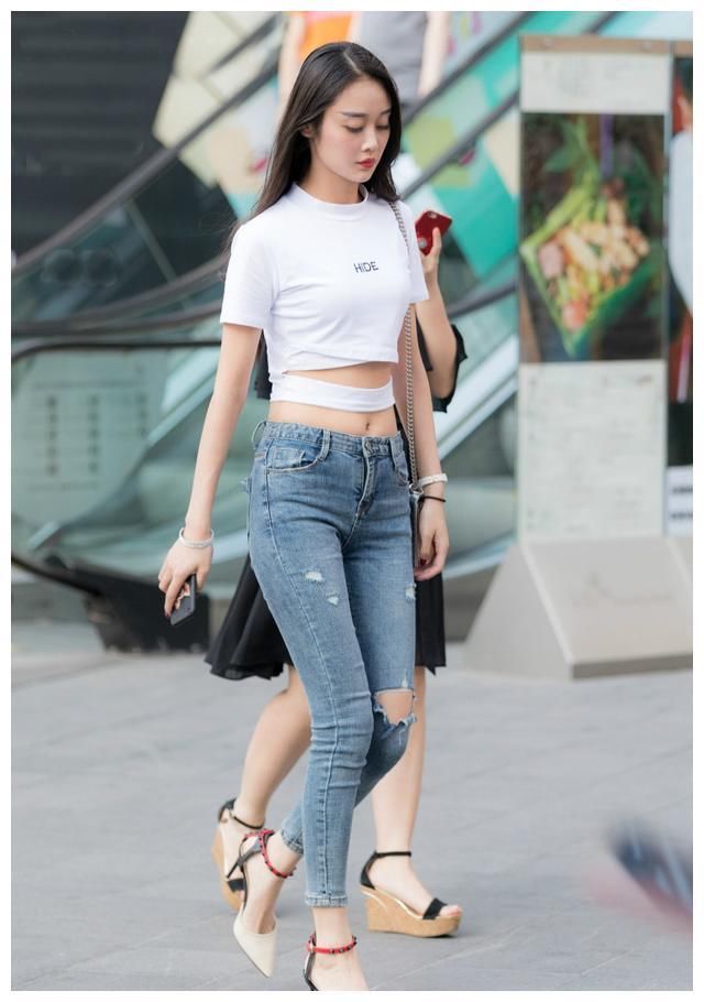 街拍：图五穿破洞牛仔裤，秀出“小蛮腰”，真是优雅又时尚！